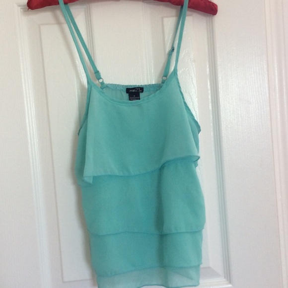Pretty tops - Picture 2 of 2