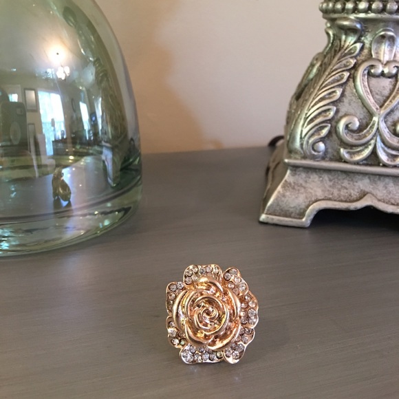 🚫SOLD🚫Gold Tone Rose Crystal Cocktail Ring - Picture 2 of 4