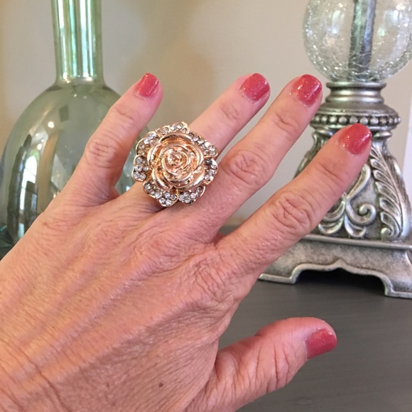 🚫SOLD🚫Gold Tone Rose Crystal Cocktail Ring - Picture 4 of 4