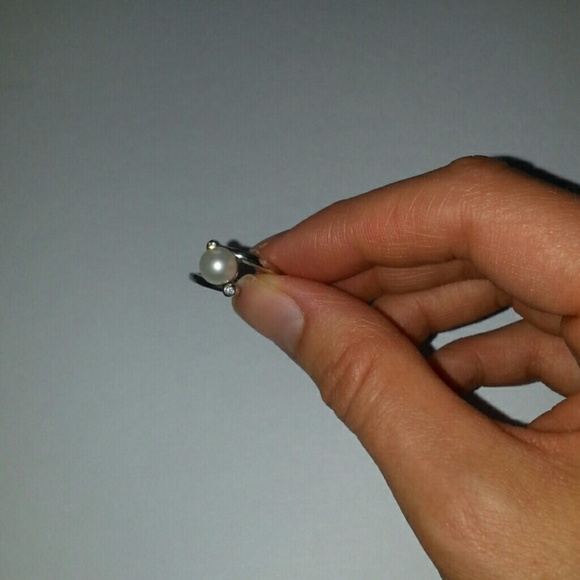 Pearl and diamond white gold ring