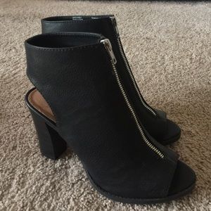 Peep toe, zip up pump dress shoes. Size 8