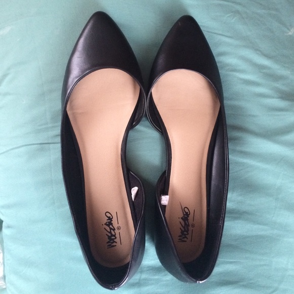 Black pointed ballet flats