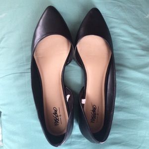Black pointed ballet flats
