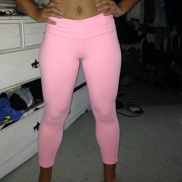 Selling pink yoga pants. Never been worn