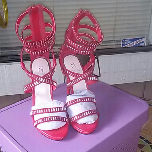 Women's high heeled shoe