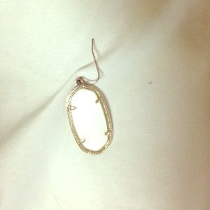 1 Kendra Scott Earring