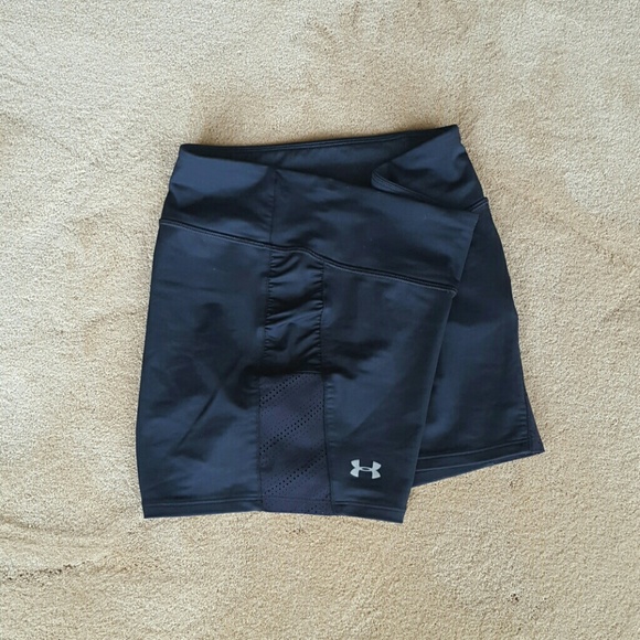 UA heat gear M black booty shorts