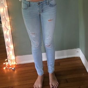 Lightwash AE jeans!!