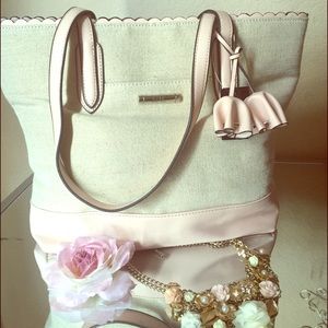 Nicole Miller Bags - Nicole Miller Tote NWT🌺SALE🌺 Nicole Miller Bags - Nicole Miller Tote NWT🌺SALE🌺