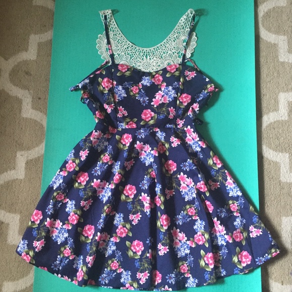 Beautiful floral dress with open and lace back.