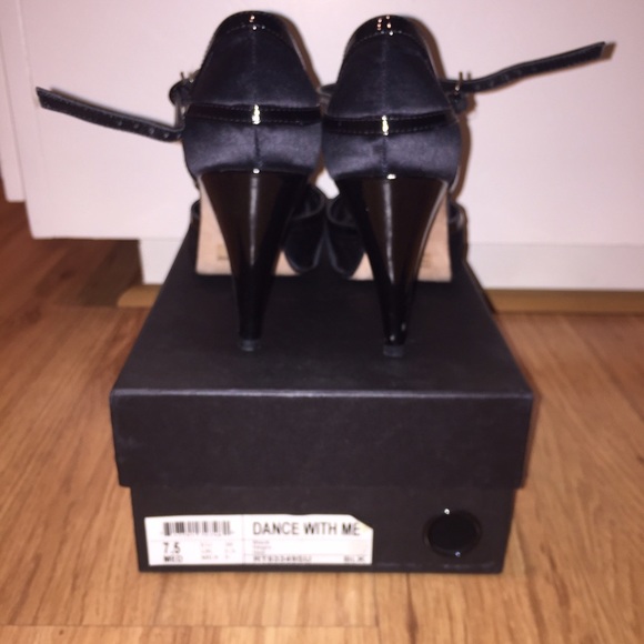 last chance!! Kenneth Cole Satin peep toe heels - Picture 3 of 4