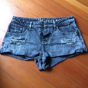 The frayed mid rise shorts