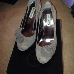 Steve Madden grey suede pumps