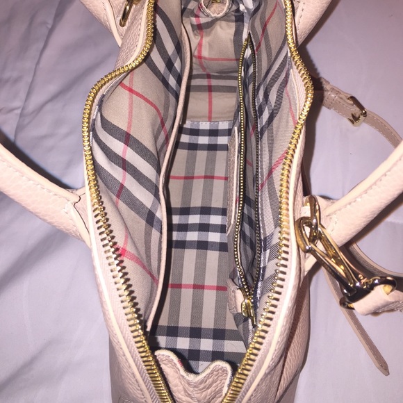 Brand new cream colored Burberry bag! Never used - Picture 2 of 4