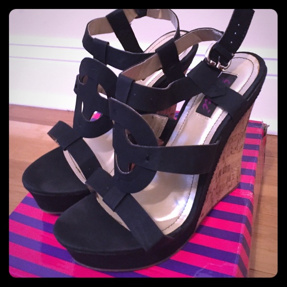 Yokcelia wedges in black. Size 8.5.
