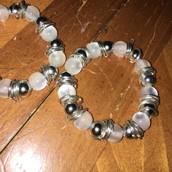 2 Bracelets