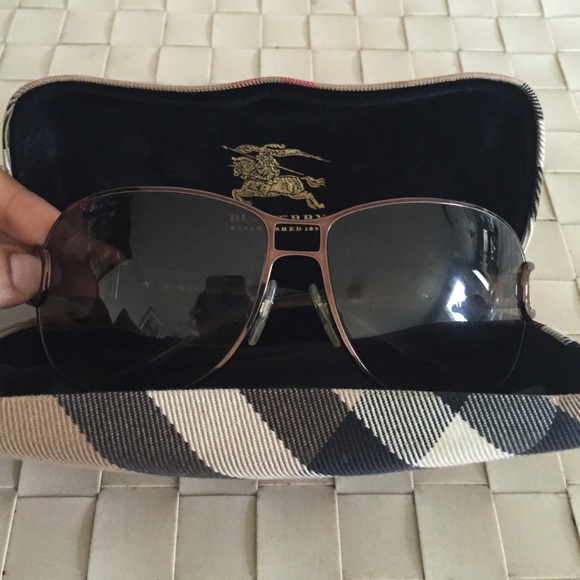 Burberry sunglasses 🤗 - Picture 1 of 4