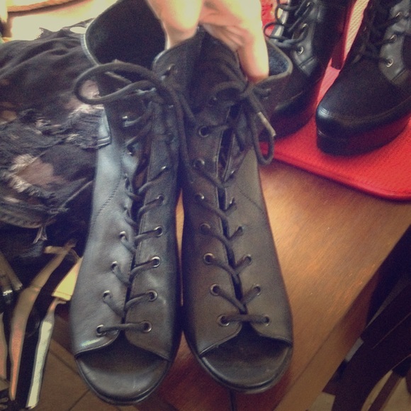 Scandlus Steve Madden bootie