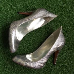 Report signature metallic silver pumps