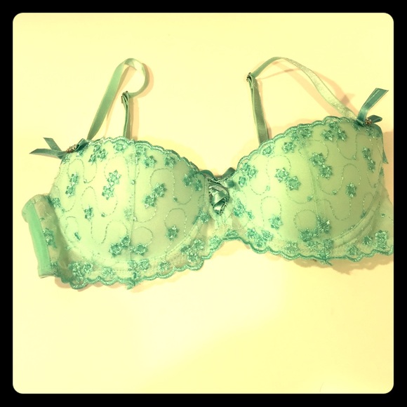 Super cute light green bra (34B)