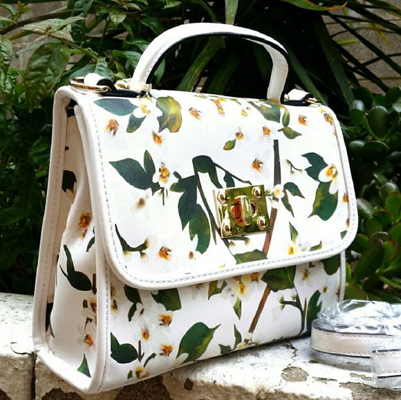 NWT Small White Flower Shoulder Bag - Picture 2 of 4