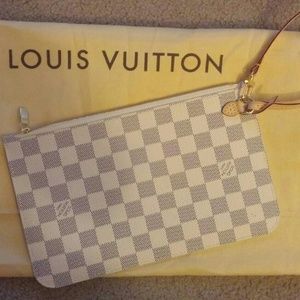 This is the pouch from my neverfull mm. Never used