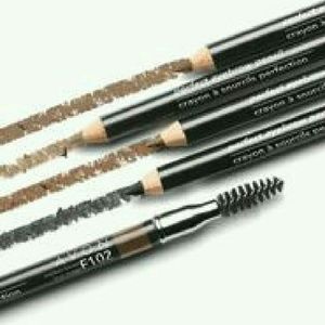 PERFECT EYEBROW PENCIL!!