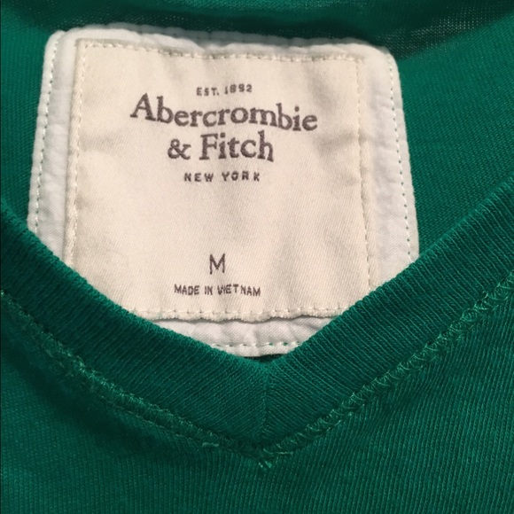 Green v-neck size medium - Picture 2 of 3