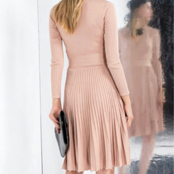 Pleated knee length dress - Picture 2 of 4