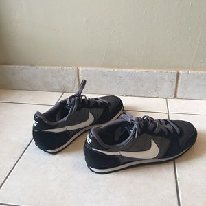 Women's Classic Nike shoes / sneakers