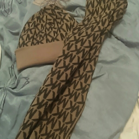 Chic MK scarf and hat PRICE NEGOTIABLE - Picture 3 of 3