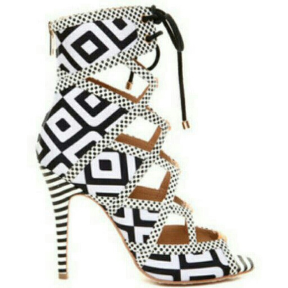 Alexandra G. Black & White Wandas