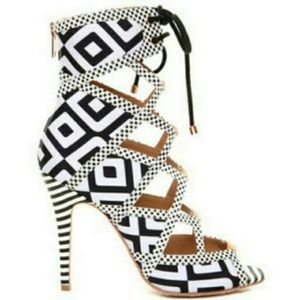 Alexandra G. Black & White Wandas