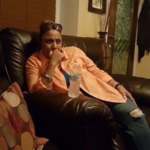 Meet your Posher, Mona