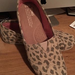 Leopard Toms size 8.5 Wide