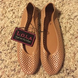 *⬇️$* NWT LOLA Tan Pleather Laser Cut Print Flats