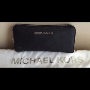 Michael Kors blck Jet set travel wallet REDUCED!