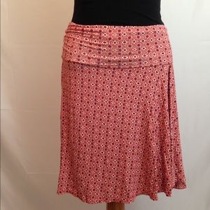 Coral print knit skirt.
