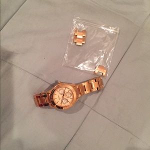 Rose gold fossil watch only worn twice.