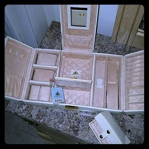 Jewelry box/organizer