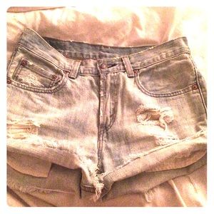 Bleached/distressed denim Levi shorts