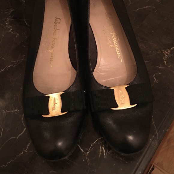 Sz10.5 Ferragamo low heel shoes blk B width