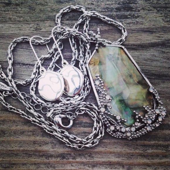 🆕 Statement Necklace - Picture 4 of 4