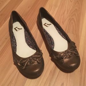Bronze Report Flats with ruffles and bow
