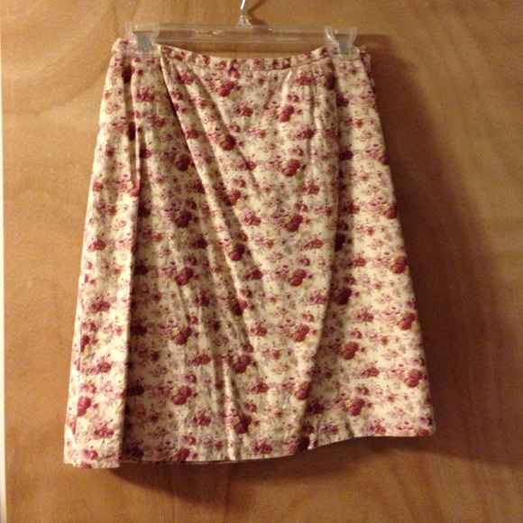 Cream skirt with muave floral pattern. 100% cotton