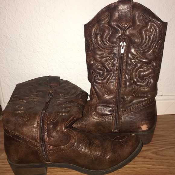 Cute pointed toes cowgirl boots