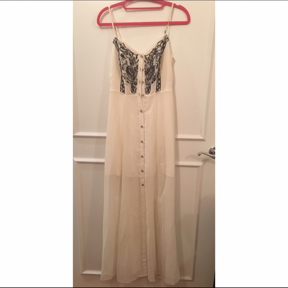 🚫SOLD🚫 White Ecote Willow Embroidered Maxi Dress - Picture 3 of 4