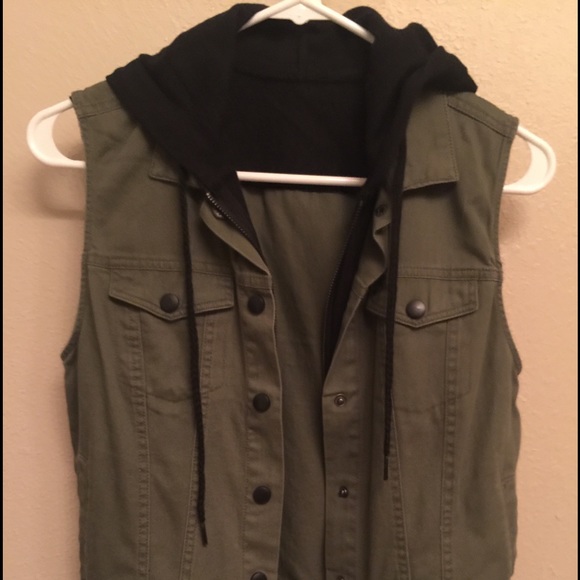 Green sleeveless hoodie