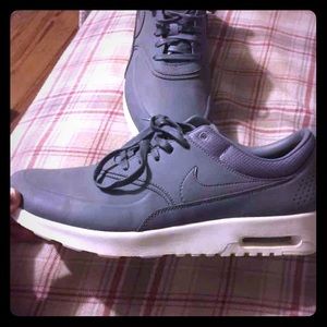 Nike premium thea in cool grey