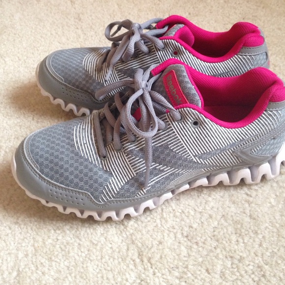 Today's sale. 🌺Cutie color Reebok running shoes.